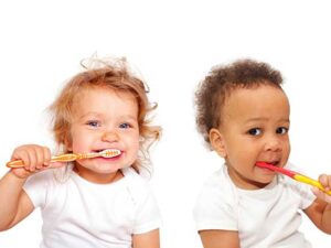 2 babies brushing teeth
